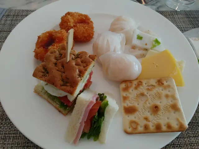 Encore好食的蝦餃，蝦餅，另試香草包及三文治