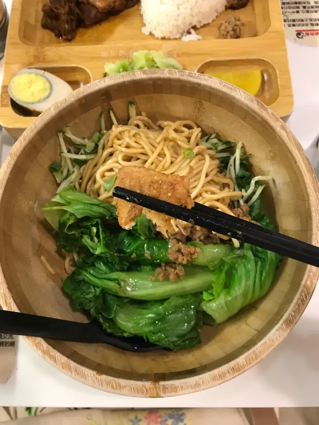 肉燥鹽酥雞乾拌麵