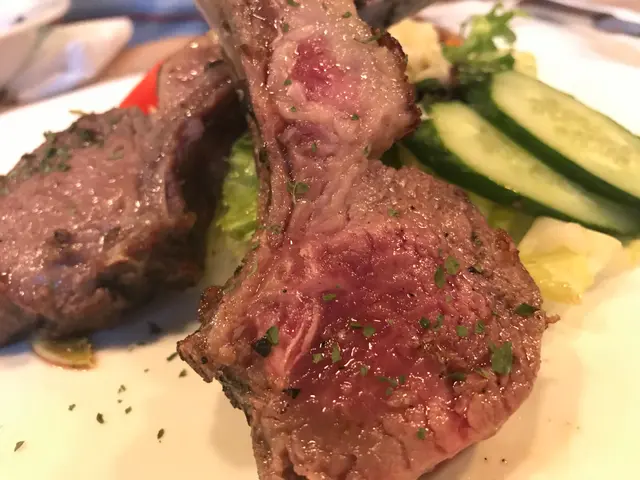 招牌烤羊架配雜菜沙律