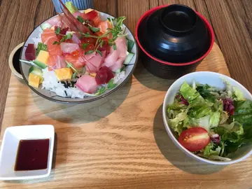 杂锦角切鱼生丼