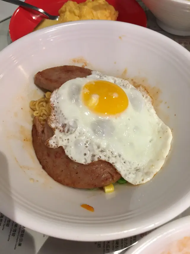 餐肉煎蛋撈辛辣麵