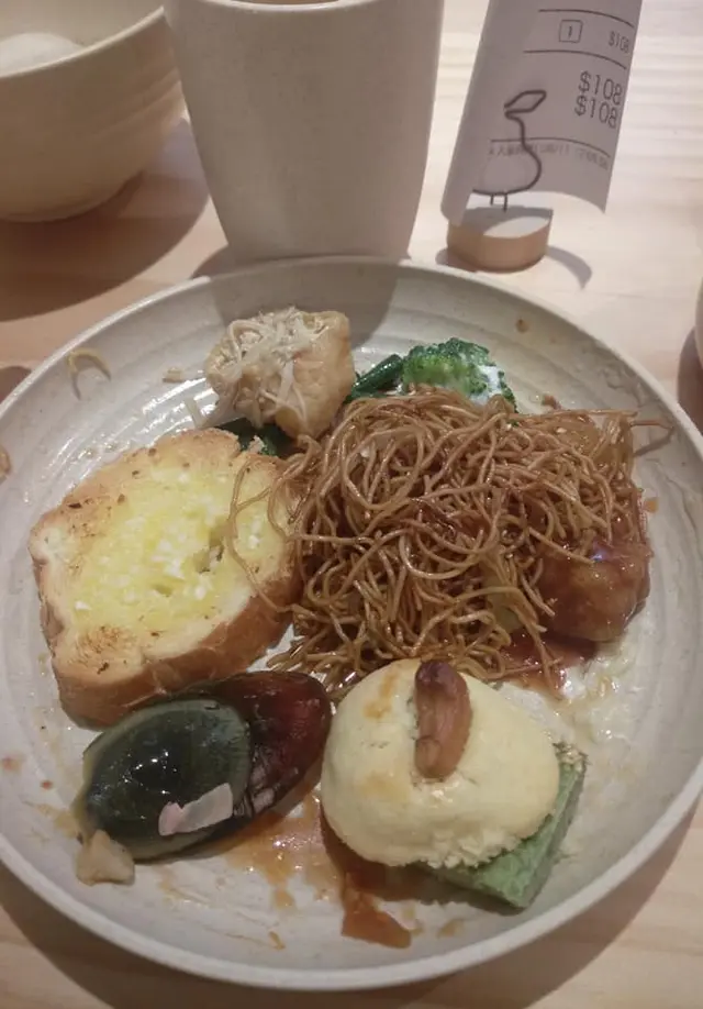 皮蛋味道正常、腰果蘇甜甜地、、香香地・・・普通