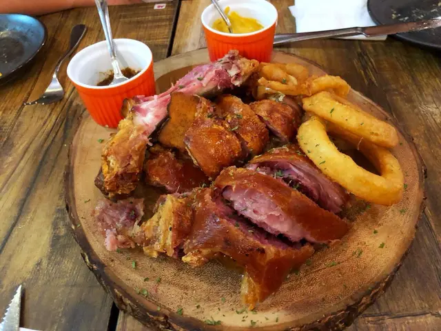 招牌特大脆皮德國咸豬手件配洋蔥圈