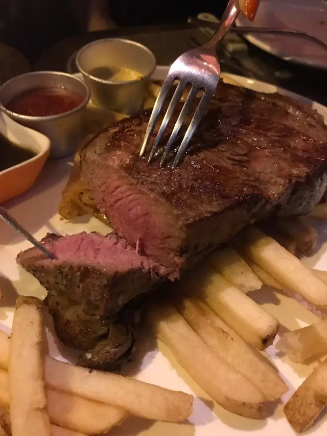 烤美國安格斯特級肉眼牛扒伴薯條配燒汁12OZ