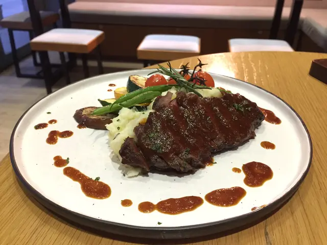 燒黑毛豬肉配紅酒燒汁