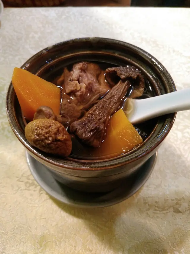 原盅燉姬松茸淮山甘筍黑毛豚肉湯