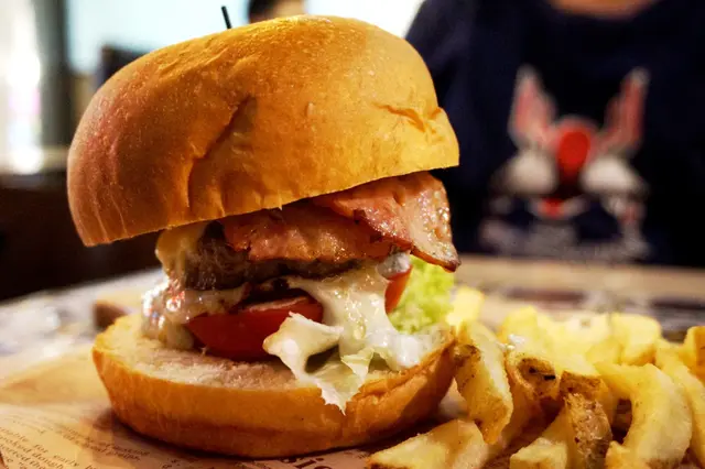 藍芝士煙肉牛肉漢堡