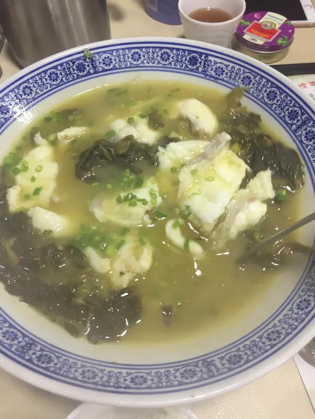 本人覺得這道菜是份量與味道的代表作, 大家可以選擇不同的辣度(小,中,大), 若果想達至酸辣共融的話本人建議小辣。酸辣的味道帶來醒胃的效果,魚肉吸收了酸菜與辣湯料的成份,把魚鮮提高了一個層次。(聽了員工的建議加了30元把原本的魚肉轉成龍躉/斑片)