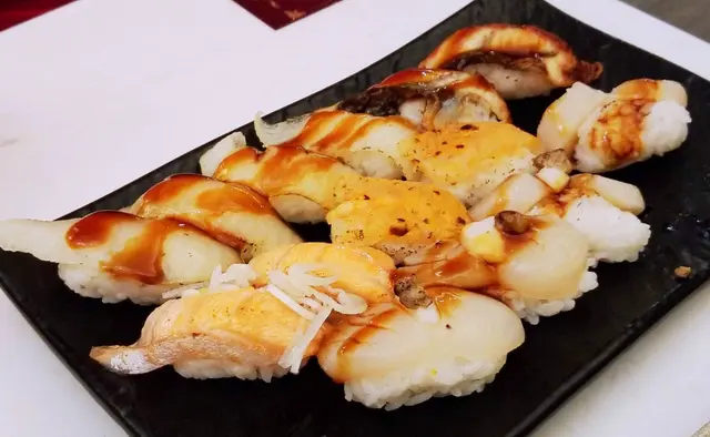 火炙壽司如左口魚邊壽司和鵝肝帶子壽司