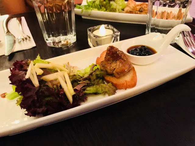 香煎法國鵝肝配焦糖酒醋藍莓