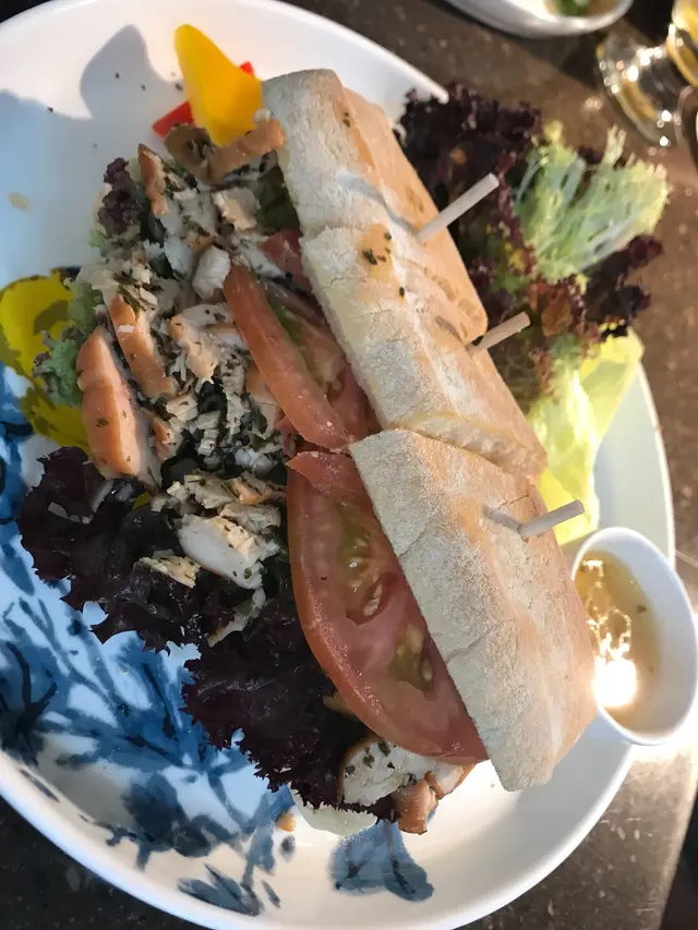 嫩煎香草雞肉巧巴達三明治