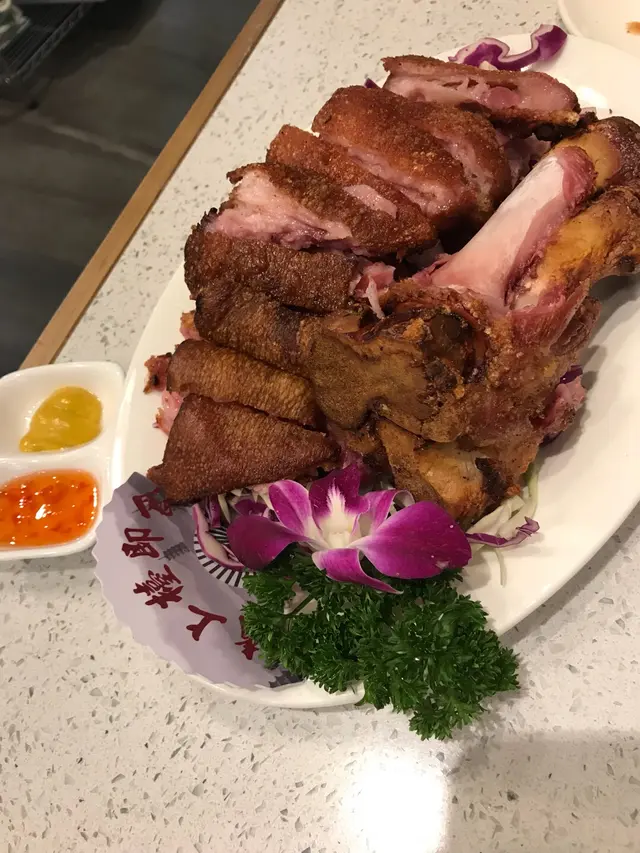 楚撚原隻脆皮炸豬手