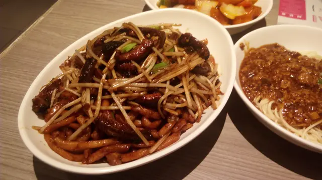 非常大碟,一般粗炒及上海菜的風格 - 多油, 唯一問題:鱔肉完全唔香,食落毫無香味,所以呢碟只係一碟92蚊既粗炒⋯⋯