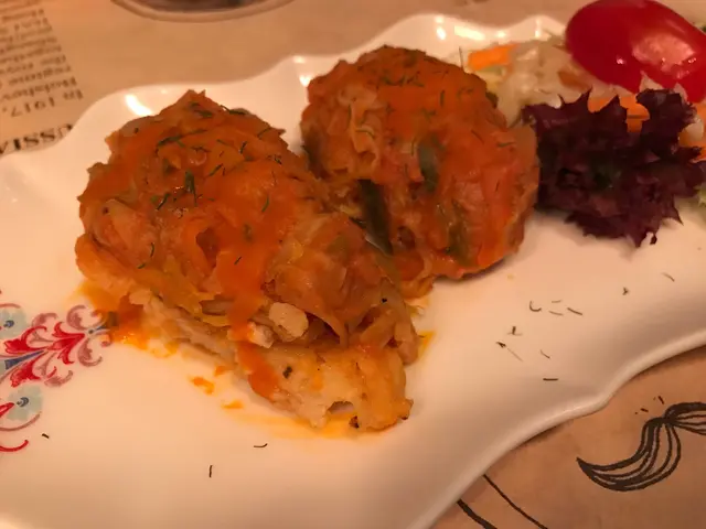 魚柳上鋪滿醃咗嘅蔬菜絲