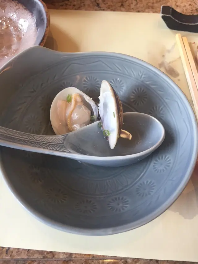 師傳用清酒作為湯底,另外配以簡單的蔥花,煮出不一樣的味道;清酒味不濃但卻剛好沖走了蜆的海水味突出其鮮味。