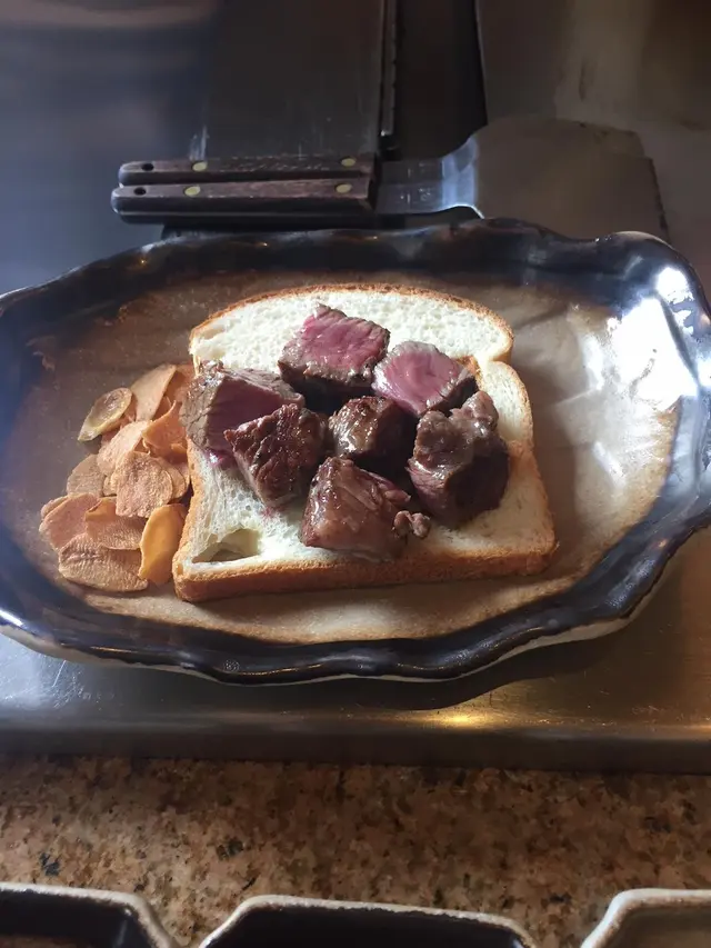 就肉眼觀看, 三昧套餐的牛肉份量比商務套餐略小; 至於屬邊一種類的牛,本人就真的分不清, 但兩者的味道應相差不遠,因為師傅把兩款的牛肉都同時煮及上碟, 我們只嘗到美味而嘗不出分別。