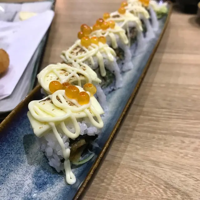 軟殼蟹火炙三文魚籽卷