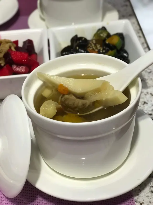 日本花菇椰子黃耳竹笙燉湯