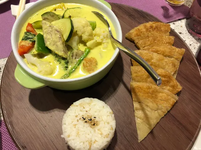 青咖喱野菜猴頭菇配印度薄餅及珍珠糙米飯