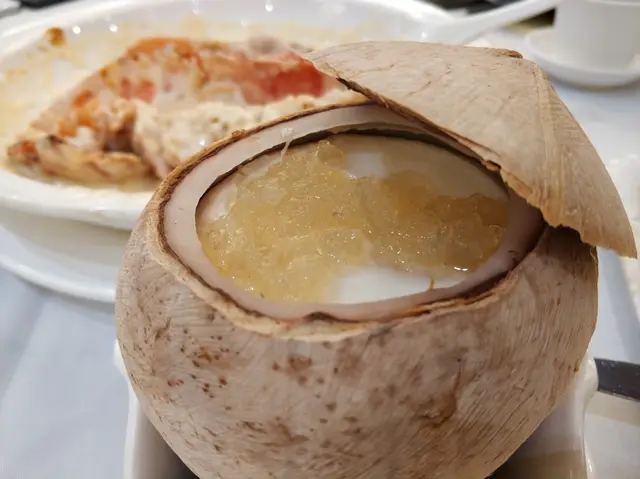 熱辣辣,燕窩份量算多,蛋白好香,椰皇肉可以成個起晒黎食,正