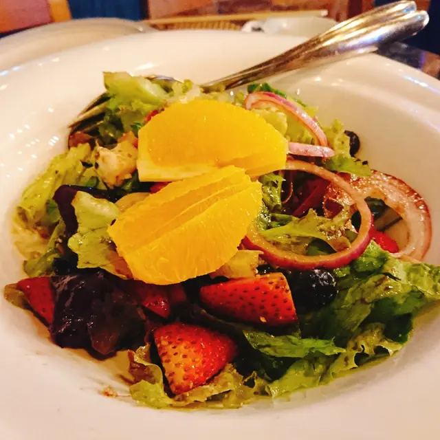 雜莓沙律配哥根蘇拿芝士+自家沙律油