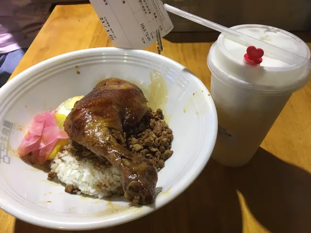 古法滷水大雞腿肉燥中便當+輕芝士岩鹽奶蓋綠茶