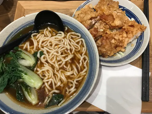 可自選紅燒牛肉湯底,味道濃郁帶點微辣,唯一不足是雞排皮被炸得較乾,但味道不錯,雞肉夠嫩👍🏻麵的份量超多,還送了幾條小白菜😚