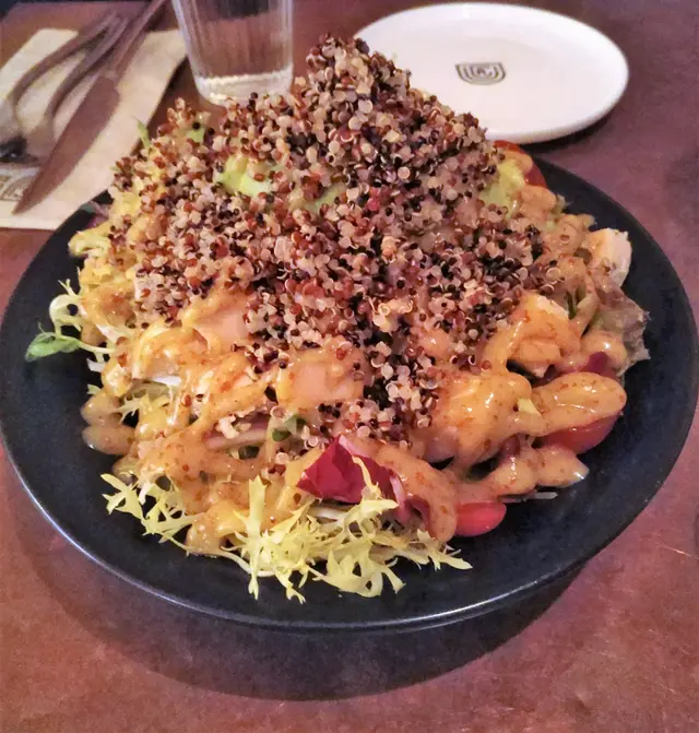 慢煮雞胸牛油果藜麥沙律配紅酒油醋汁