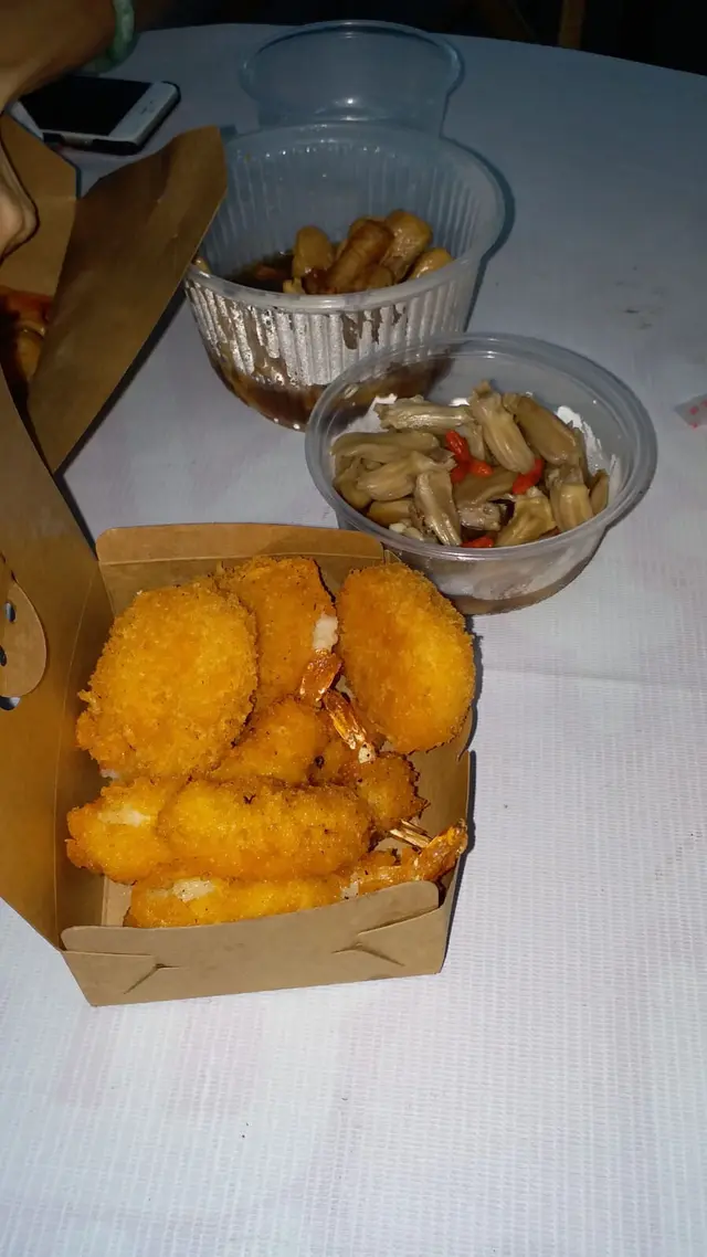 有忌廉薯餅炸蝦。圖中後面兩碗就係其他檔口嘅鴨舌同滷水小食