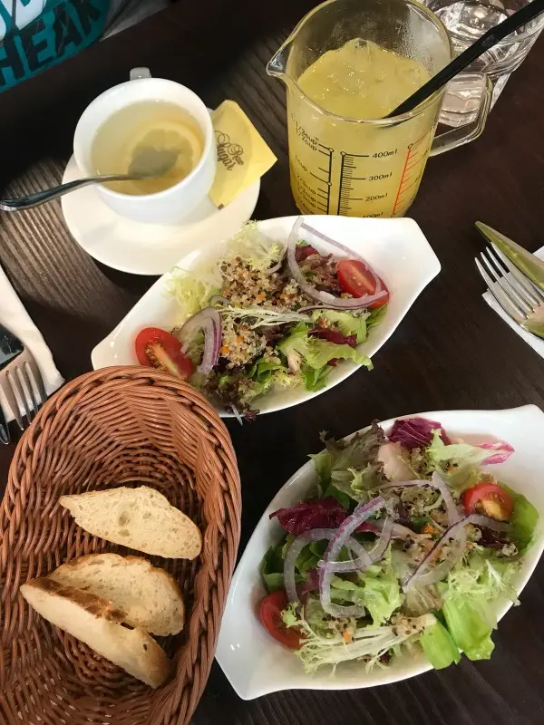 藜麥沙律微酸甜甜地好開胃,面包焗得夠香脆!