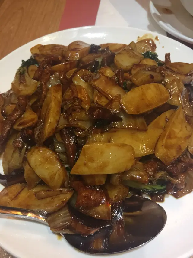 上海炒年糕就真係好一般 員工比左辣椒油我地 吾落既話跟本吾夠味好淡啊