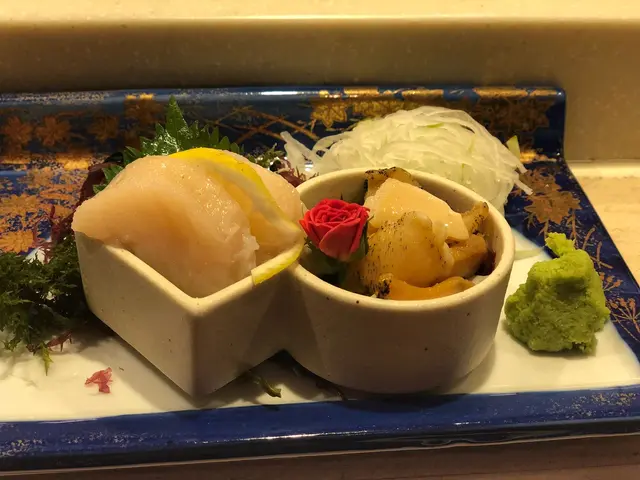 好漂亮的刺身擺盤，忍不住給它來張特寫。
帆立貝非常鮮美，刺身稔性更高，口感豐富，口腔被那股鮮味包圍住久久未散。
而角螺則爽口彈牙，味道鮮甜濃郁。