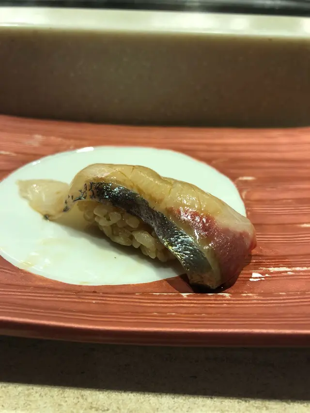 其油脂豐潤，肉質嫩滑，沒有腥味，入口脂香滿盈，醋香與鯖魚味道平衡。