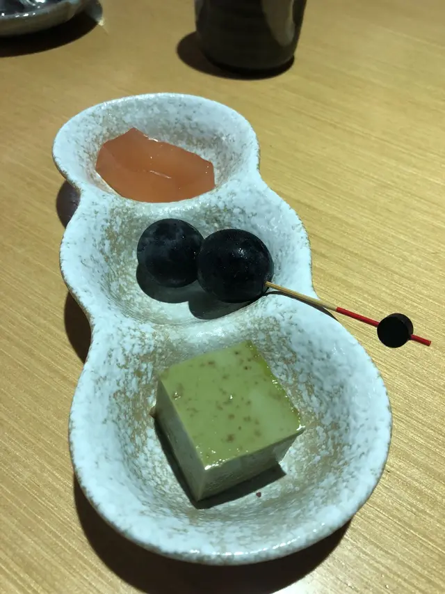 最後甜品有水順玄餅，巨峰提子和茉茶紅豆糕，晚餐完滿地落幕。