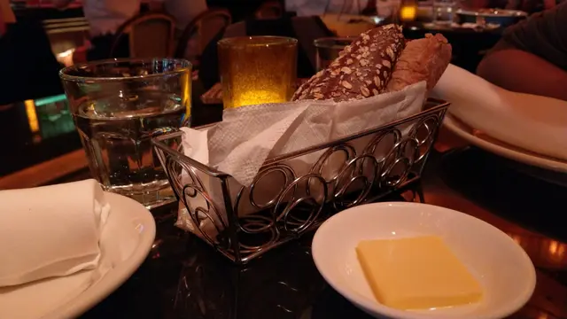 餐前送兩舊包,外脆內軟, 適合大食既人, 正常人食埋有d full