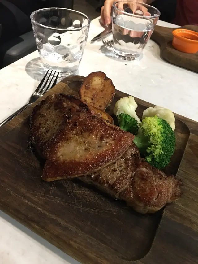 美國安格斯西冷扒配煎鵝肝