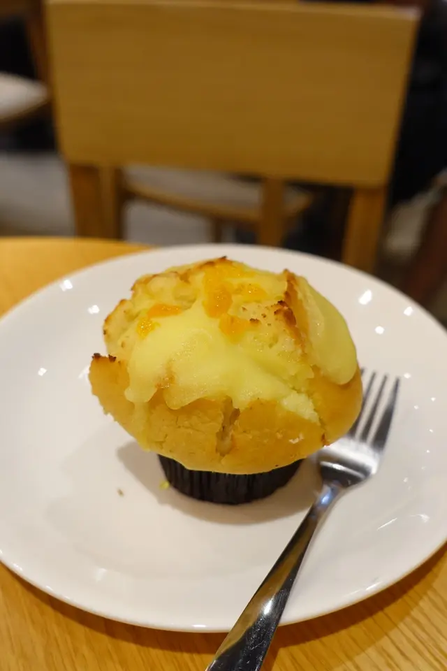 鬆軟甜美的鬆餅夾雜柚子粒,的確可減低甜膩感!