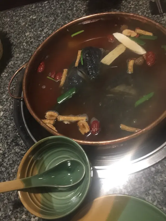 好大的一鍋呢一隻大大隻烏雞