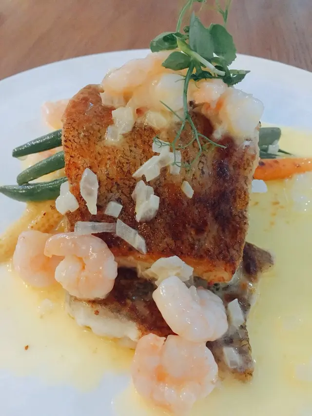 慢煮左口魚柳伴鮮蝦白酒牛油汁