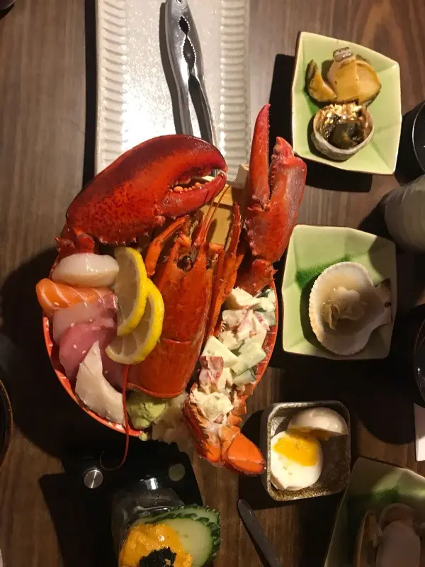 不用多說，大龍係皇道，除此之外，上還有很多新鮮的魚生