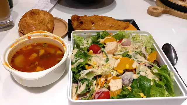 歐陸沙律套餐配牛角包及餐湯 (加魚柳)