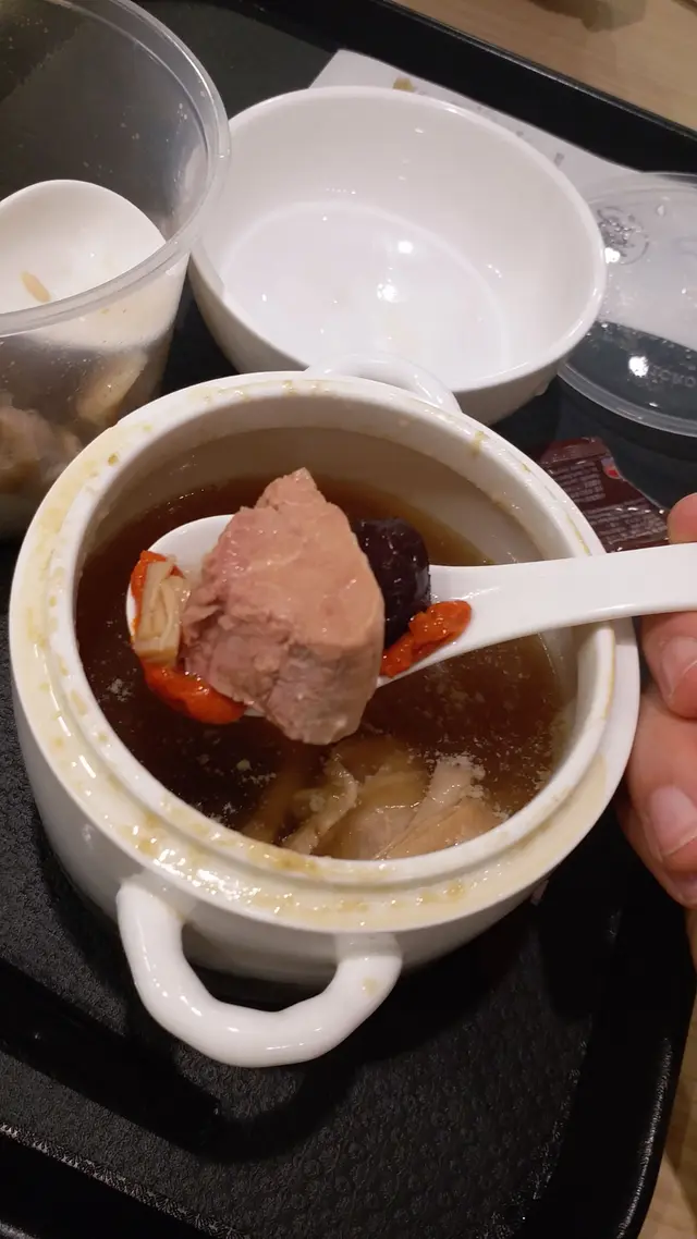 之後仲見到有瑤柱，杞子，紅棗，同埋肉絲。 不過因為燉咗好耐，舊嚿瘦肉好老好鞋口呀。