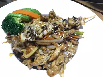 野菜雞肉炒烏冬拼燒汁八爪魚串