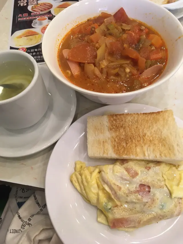 蕃茄雜菜湯通粉、火腿奄列