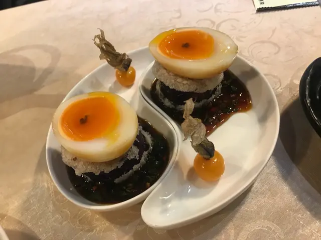 茶燻蛋伴黑魚子醬配厚切茄子
