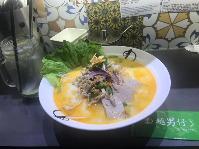 招牌手撕雞併扎肉椰汁酸湯湯粉絲