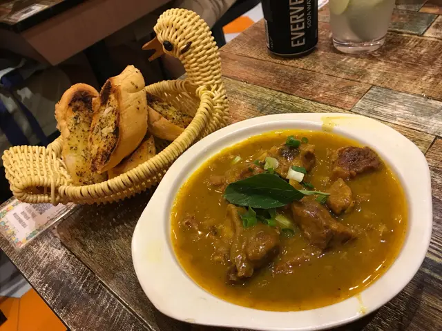 咖哩牛腩煲配蒜蓉包