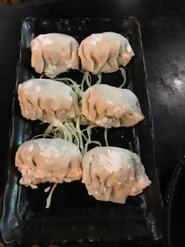 香草帶子菜苗餃拼自家製韮菜墨魚餃