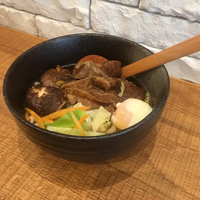 慢煮牛肉粒野菜糖心蛋烏冬