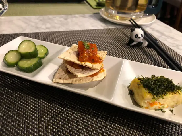 醋漬小黃瓜
本以為醃黃瓜都很嗆,但這小黃瓜卻很清爽,很開胃!
羅勒蕃茄伴小麥脆餅
新鮮蕃茄蓉,配以脆脆的餅乾,不錯!
海苔蔬菜蛋卷
玉子控的我,很愛吃這個,內含甘筍,甜甜的。